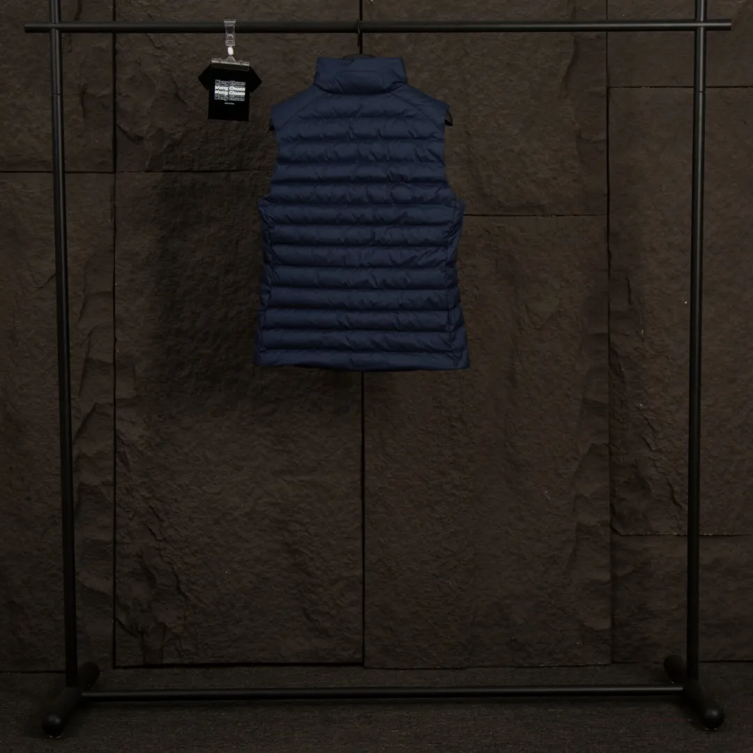 P340 Actual Photos [Popular in Winter] Style No.: 25125# Color: Black/Navy Blue/Almond Size: S-XL - Ralph Lauren/Ralph Lauren 2025FW Popular Winter Item Stand Collar Three-Zip Couple Style Rib Down Vest Vest - Craftsmanship 400T diamond-proof nylon on the face Grid down filling inside 400T high-density gallbladder isolation - Correct slightly waisted version on both sides The placket is made of cotton webbing and has double zipper pockets on both sides - RL's hottest vest this year. Out of stock at counters. A treasure item with a winter atmosphere. It comes in three basic colors. It can be worn by both men and women, especially the creamy white with a warm red feel. Comes with a beauty filter, which girls love. The overall fluffiness is just right. It is light and not bloated. It is very chill. It can enhance the overall fashion sense whether worn outside or inside.